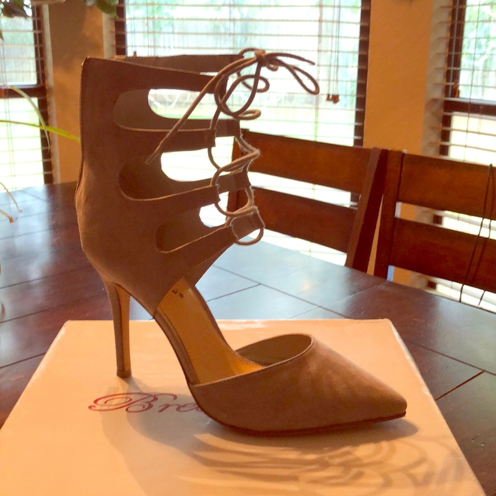 Over ankle pumps,